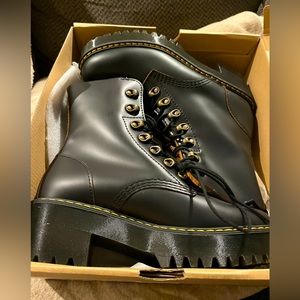 Brand new , never worn .